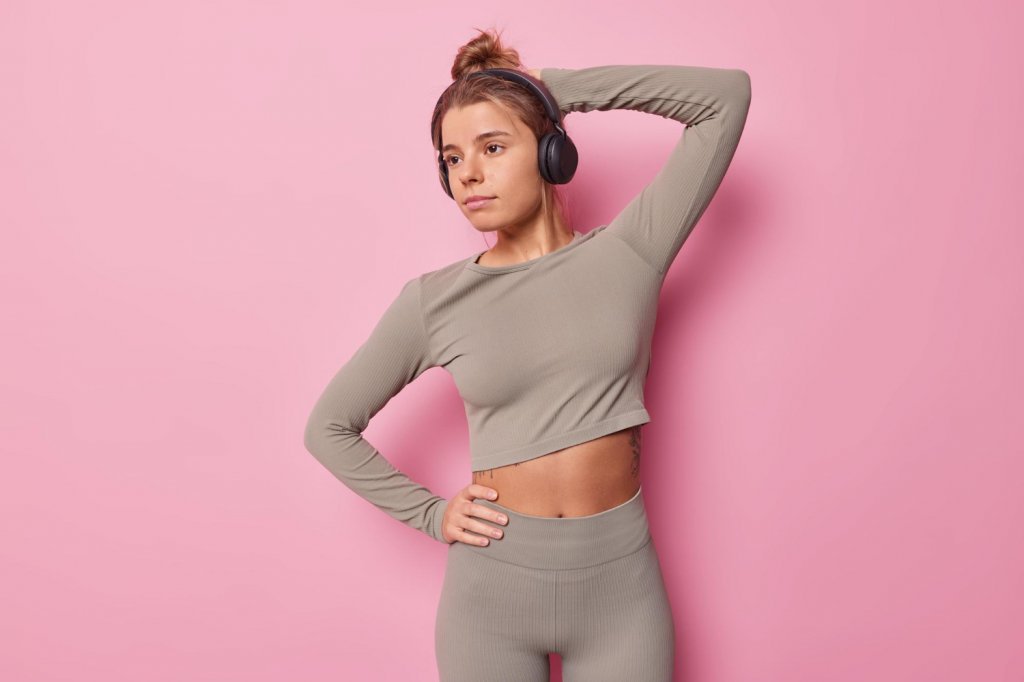 Девушка в спортивной одежде в рубчик